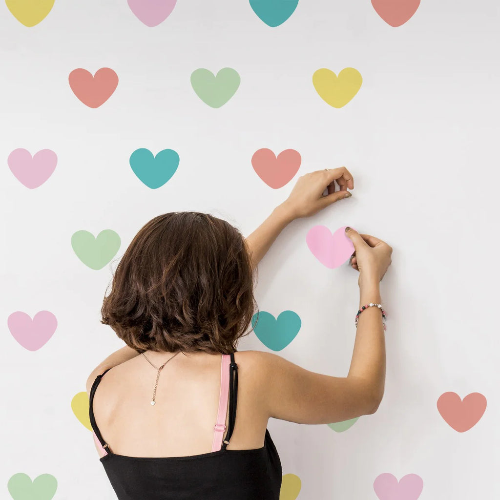 Adesivo de parede com corações: um toque de amor para decorar quartos de meninas