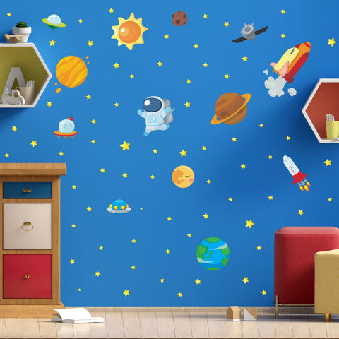 Vinil decorativo de astronauta no espaço para quarto infantil